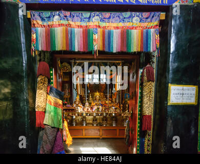 Ganden: Kloster Ganden: Hauptsitz des Ordens Gelugpa (gelbe Kappe), die auch der Dalai Lama und der Panchen Lama; Grab des Tsongkha Stockfoto