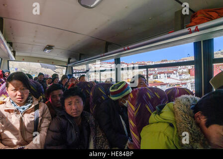 Ganden: Kloster Ganden: Hauptsitz des Ordens Gelugpa (gelbe Kappe), die auch der Dalai Lama und der Panchen Lama; Wallfahrt-Bus, Stockfoto