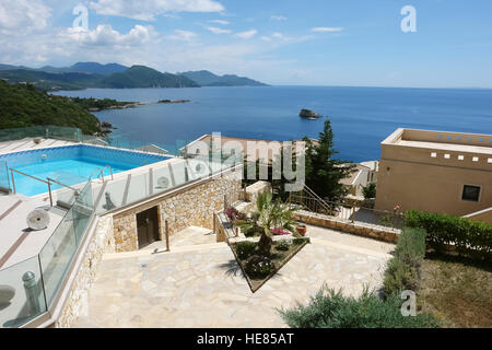 Sivota, Griechenland, 9. Mai 2013: Landschaft mit blauen Meer, Inseln und Yachten in Griechenland. Stockfoto