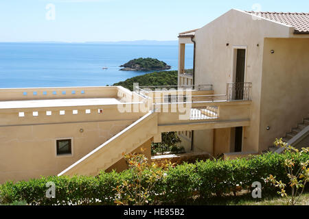 Sivota, Griechenland, 9. Mai 2013: Modernes Gebäude im alten Stil und das Ionische Meer in Griechenland. Stockfoto