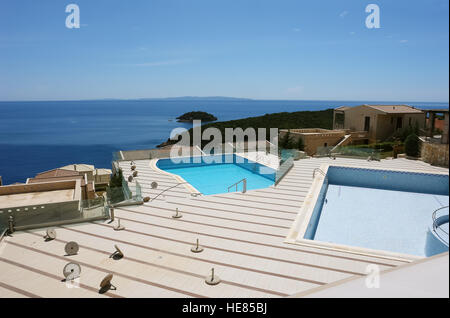 Sivota, Griechenland, 9. Mai 2013: Zwei blaue Pool mit Blick auf das Ionische Meer in Griechenland. Stockfoto