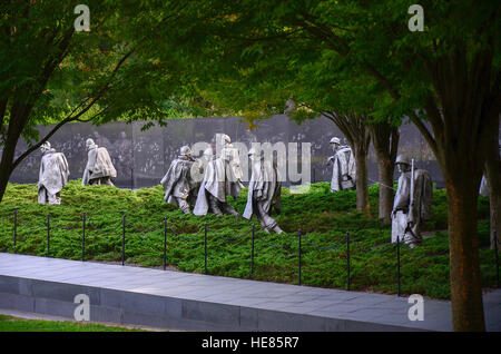 Überlebensgroße Edelstahl Statuen repräsentieren einen Zug auf Patrouille, gezeichnet von jeder Zweig der Streitkräfte; die Wand dahinter ist geätzt Witz Stockfoto