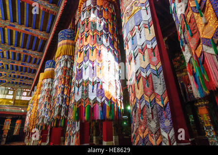 Lhasa: Kloster Drepung; Säulen in der großen Aula Tshogchen Dukhang, Tibet, China Stockfoto