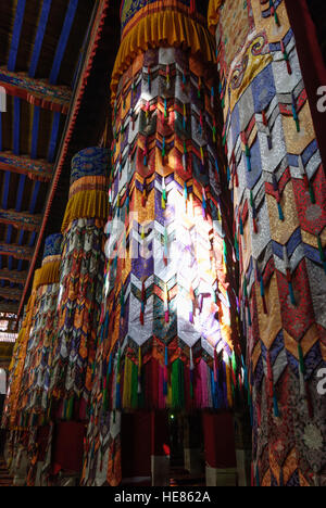 Lhasa: Kloster Drepung; Säulen in der großen Aula Tshogchen Dukhang, Tibet, China Stockfoto