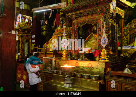 Lhasa: Kloster Drepung; Main-Aula Tshogchen Dukhang; Statue des Gründers des Klosters Jamyang Chöje in einem Schrein, Tibet, China Stockfoto