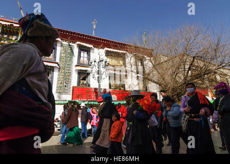 Lhasa: Barkhor ("mittlere Umlauf Weg" rund um den Jokhang-Tempel) in der tibetischen Altstadt; Pilger losgehen, um das tibetische Neujahr Festival clockwi Stockfoto