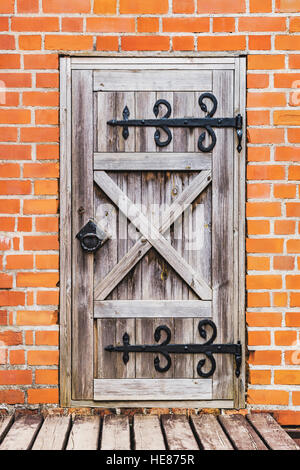 Alte Holztür in Trakai Insel Burg. Die Burg wurde im 14. Jahrhundert erbaut, Vilnius, Litauen, Baltikum, Europa Stockfoto