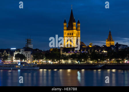 Nacht-Blick auf den Rhein und die große Kirche Saint Martin in Köln. Stockfoto