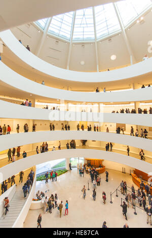 Die Spirale Rotunde im Inneren des Guggenheim Museums, Fifth Avenue, Manhattan, New York City, Vereinigte Staaten von Amerika.