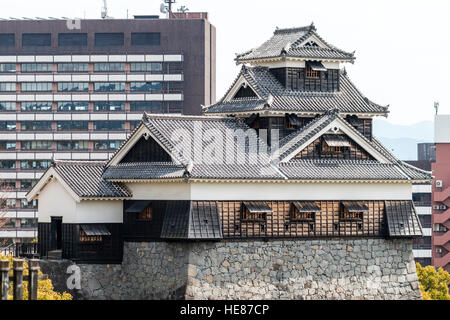 Schloss Kumamoto, Ginnan-jo. 5-stöckigen Iidamaru Gehen - kai Yagura, Revolver mit city hotel Block hinter, vor Schäden durch Erdbeben 2016. Stockfoto