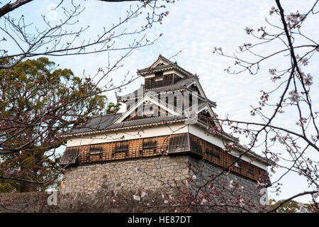 Schloss Kumamoto, Ginnan-jo. 5-stöckigen Iidamaru Gehen - kai Yagura, Revolver und Ishigaki hohen steinmauern vor Schäden durch Erdbeben 2016. Stockfoto