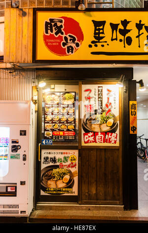 Japan, Kumamoto, Shimotori Arcade-Straße. Menü-Dissplay auf Seite der Eingang zum Restaurant Nachtzeit. Stockfoto