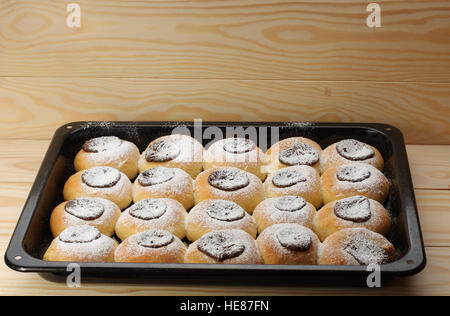 Quark-Kuchen mit Marmelade auf Backblech auf Holztisch Stockfoto