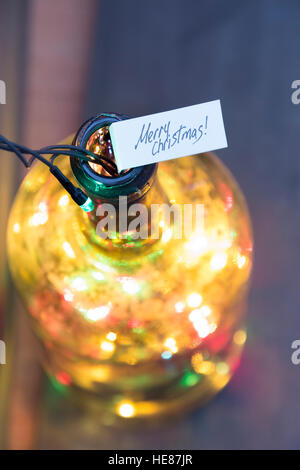 Frohe Weihnachten-Label mit kalligrafischen Text und Kranz Stockfoto