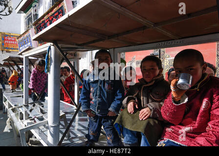 Lhasa: Barkhor ("mittlere Umlauf Weg" rund um den Jokhang-Tempel) in der tibetischen Altstadt; Pilger kommen in der tibetischen Neujahr Festival b Stockfoto