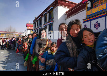 Lhasa: Barkhor ("mittlere Umlauf Weg" rund um den Jokhang-Tempel) in der tibetischen Altstadt; Pilger kommen in das tibetische Neujahrsfest zu Stockfoto