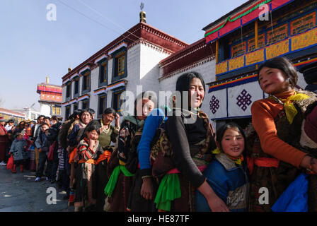 Lhasa: Barkhor ("mittlere Umlauf Weg" rund um den Jokhang-Tempel) in der tibetischen Altstadt; Pilger kommen in das tibetische Neujahrsfest zu Stockfoto