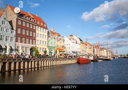 Kopenhagen, Dänemark - 25 AUGUST: unbekannte Menschen genießen sonniges Wetter in offenen Cafees der berühmten Nyhavn Promenade am 25. August 2010 in Copenh Stockfoto