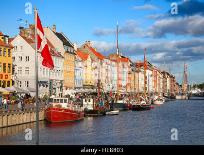 Kopenhagen, Dänemark - 25 AUGUST: unbekannte Menschen genießen sonniges Wetter in offenen Cafees der berühmten Nyhavn Promenade am 25. August 2010 in Copenh Stockfoto