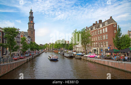 -Juli 10: Grachten der Stadt Amsterdam am 10. Juli 2016 in Amsterdam, Niederlande. Die historischen Grachten der Stadt umgeben von traditio Stockfoto