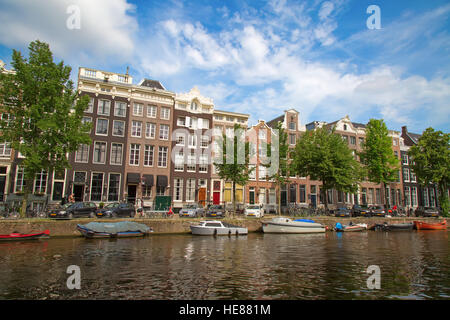 -Juli 10: Grachten der Stadt Amsterdam am 10. Juli 2016 in Amsterdam, Niederlande. Die historischen Grachten der Stadt umgeben von traditio Stockfoto