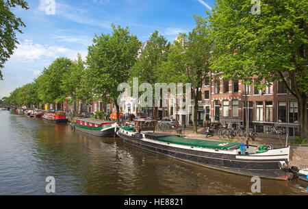 -Juli 10: Grachten der Stadt Amsterdam am 10. Juli 2016 in Amsterdam, Niederlande. Die historischen Grachten der Stadt umgeben von traditio Stockfoto