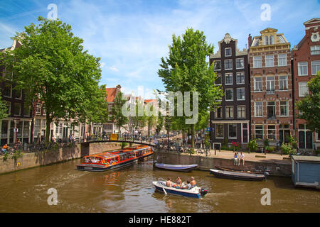 -Juli 10: Grachten der Stadt Amsterdam am 10. Juli 2016 in Amsterdam, Niederlande. Die historischen Grachten der Stadt umgeben von traditio Stockfoto