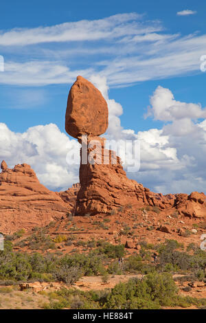 Berühmte Balancing Rock in den Arches National Park, Utah, USA Stockfoto