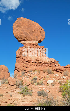 Berühmte Balancing Rock in den Arches National Park, Utah, USA Stockfoto