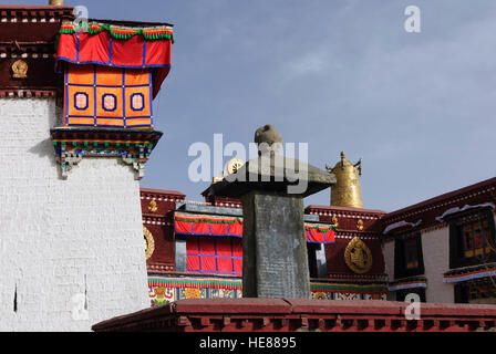 Lhasa: Jokhang-Tempel; Stele vor dem Tempel, beschriftet mit der Sino-Tibetischen Vertrag von 822 auf den gegenseitigen Respekt der nationalen Grenzen, Tibet, Stockfoto