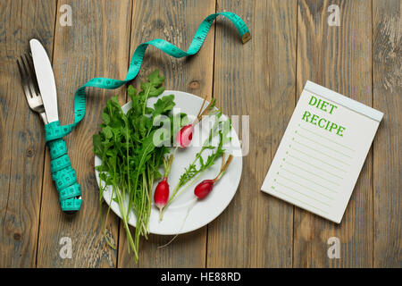 Diät-Plan, Menü oder Programm, Maßband, Diätkost auf weißen Teller, Gewichtsverlust Stockfoto