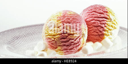 Zwei Kugeln Eis Vanille-Erdbeer-Geschmack, mit marshmallows Stockfoto