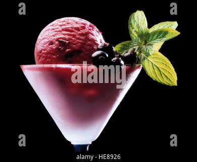 Kugel Eis mit Johannisbeeren in einen cocktail Milchglas Cassis-Geschmack Stockfoto