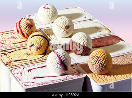 Kugeln Eis auf Eis-Boxen Stockfoto
