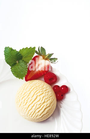 Kugel Vanilleeis mit Obst Stockfoto