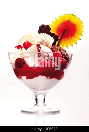 Gemischter Eisbecher mit Früchten und Schlagsahne Stockfoto