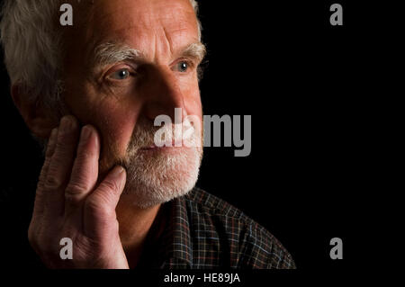 Alter Mann, älter als 60 Jahre, nachdenklich, melancholisch Stockfoto