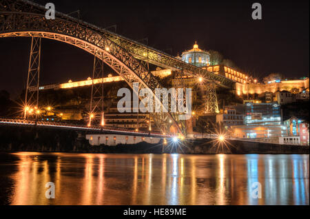 Ponte Dom Luís I, doppelte decked Metall Bogen Brücke überspannt den Fluss Douro, 19. Jahrhundert, lange Belichtung, HDR, Porto, Portugal Stockfoto