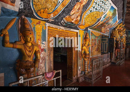 Buddha-Statuen, Wandmalereien, Interieur, Aluvihara Rock Temple, Matale, Central Province, Sri Lanka Stockfoto