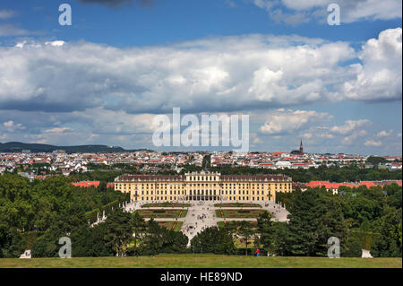 Blick auf Schloss Schönbrunn und Stadt von Gloriette, Schönbrunn, Wien, Österreich Stockfoto
