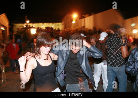 Kubaner und Touristen auf einer Salsa-Party im Zentrum von Trinidad, Provinz Sancti Spíritus, Kuba, Lateinamerika Stockfoto