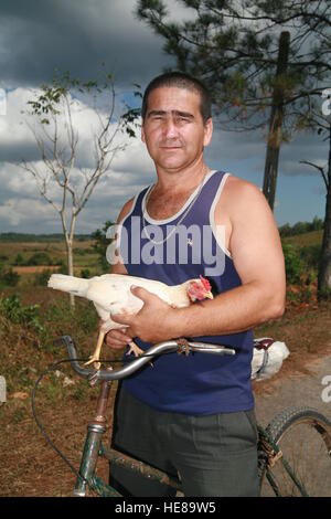 Mann mit dem Fahrrad tragen ein Huhn in seinen Händen, Vinales, Pinar del Río Provinz, Kuba, Lateinamerika Stockfoto