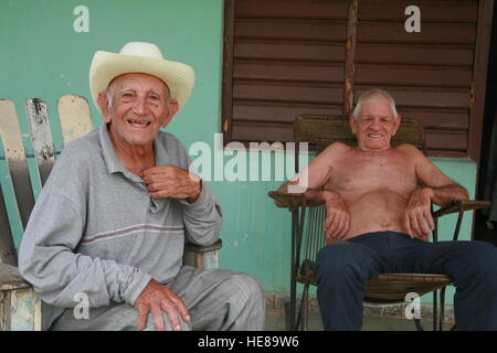 Zwei alte Männer sitzen auf ihrer Veranda in Vinales, Pinar del Río Provinz, Kuba, Lateinamerika Stockfoto