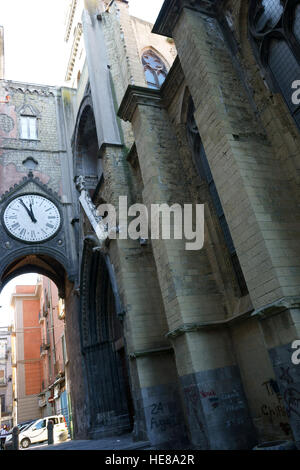 Neapel, Italien, sant'Eligio der Kirche und seine Uhr. Die Uhr ist durch die Bombardierungen des zweiten Weltkriegs gestoppt. Stockfoto