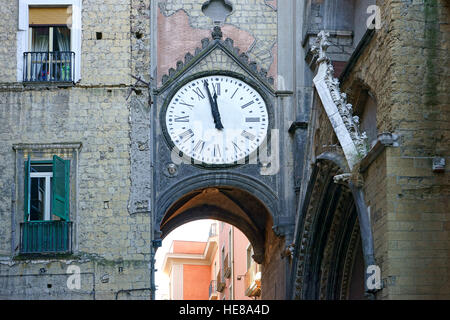 Neapel, Italien, sant'Eligio der Kirche und seine Uhr. Die Uhr ist durch die Bombardierungen des zweiten Weltkriegs gestoppt. Stockfoto