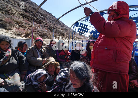 Samye: Pilger auf einem LKW auf dem Weg zurück von der Eremitage Chim Puk, Tibet, China Stockfoto