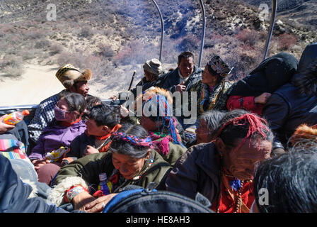 Samye: Pilger auf einem LKW auf dem Weg zurück von der Eremitage Chim Puk, Tibet, China Stockfoto