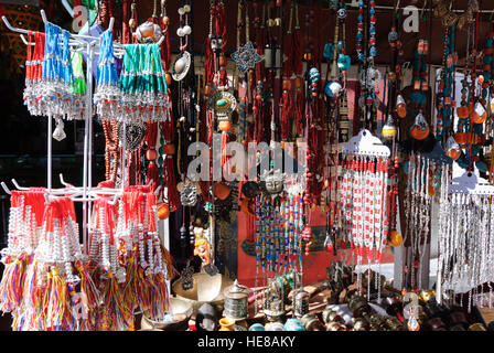 Lhasa: Barkhor ("mittlere Umlauf Weg" rund um den Jokhang-Tempel) in der tibetischen Altstadt; Verkaufsstand für Schmuck, Tibet, China Stockfoto