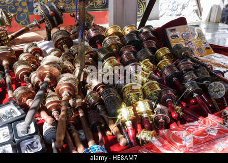 Lhasa: Barkhor ("mittlere Umlauf Weg" rund um den Jokhang-Tempel) in der tibetischen Altstadt; Verkaufsstand für Gebet Mühlen, Tibet, China Stockfoto