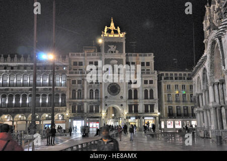 Saint Marks Platz Venedig bei Nacht, überflutet mit Rampen Stockfoto